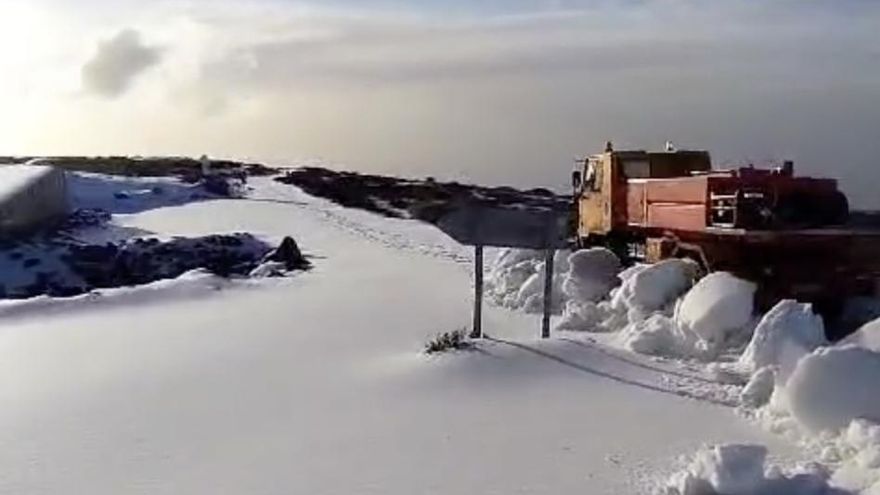 Un camión quitanieves  del IAC despeja las vías del Roque tras una nevada de más de 20 centímetros
