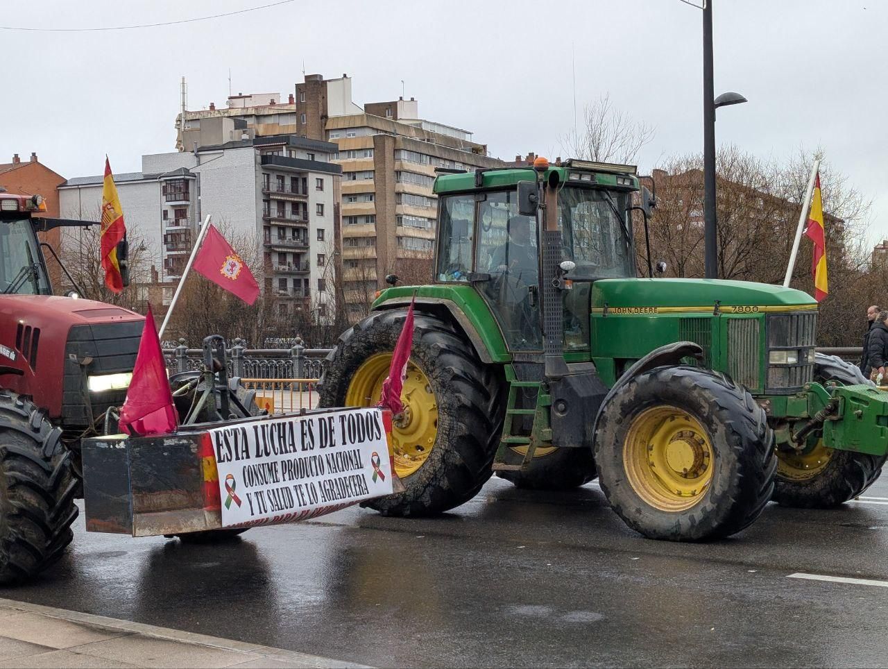 Tractores en la ciudad de León, en una marcha organizada por Decaleón