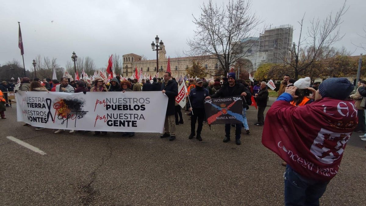 La manifestación 'Respeto' salió sin banderas de Castilla y León desde San Marcos.