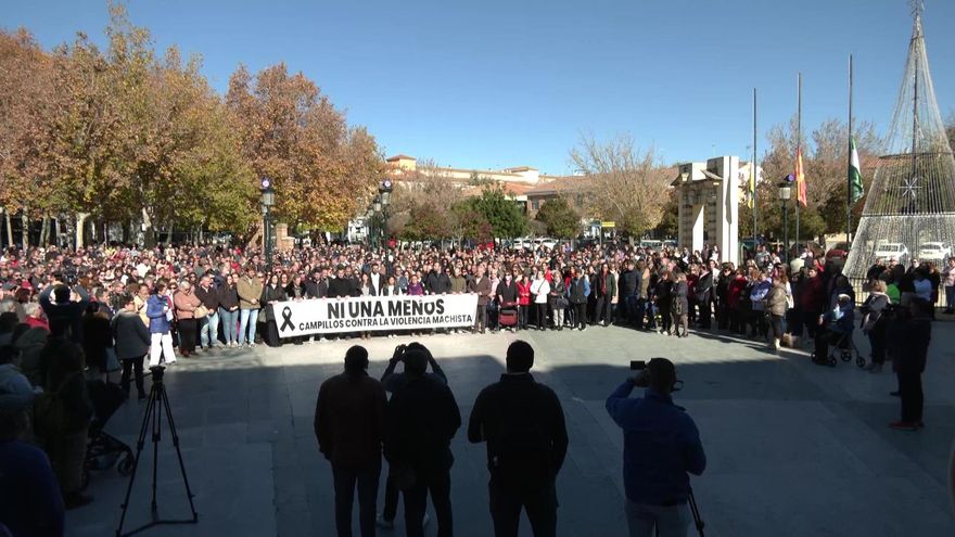 Minuto de silencio en Campillos tras el asesinato de una joven de 25 años supuestamente por su expareja, que se entregó en un cuartel de la Guardia Civil en Martos (Jaén). En Campillos (Málaga), a 27 de noviembre de 2025.