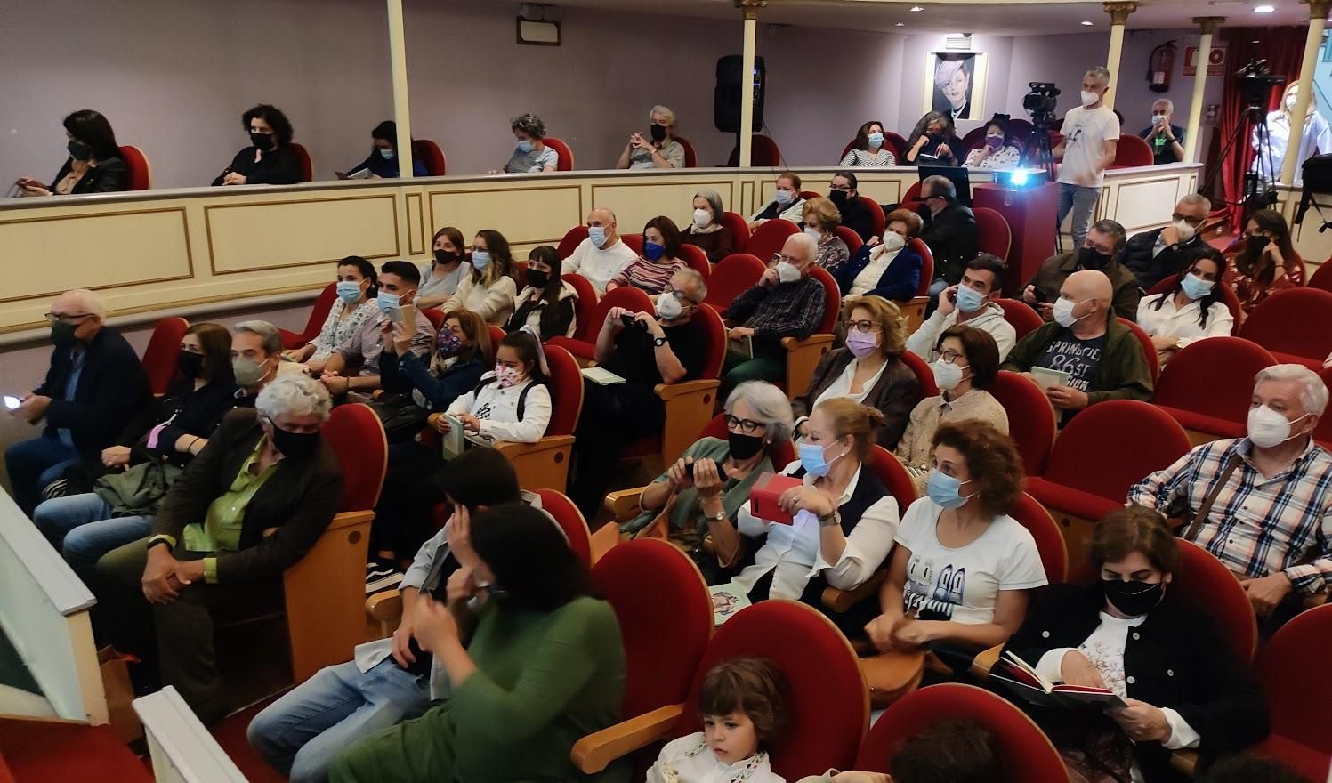 Numeroso público arropó a Elsa López.