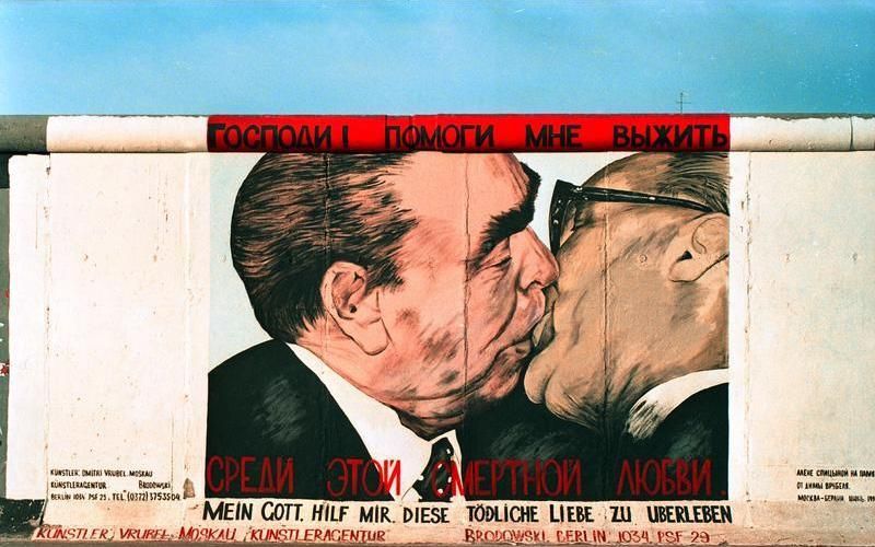 El mural del beso en Berlín, una de las obras más famosas de la East Side Gallery