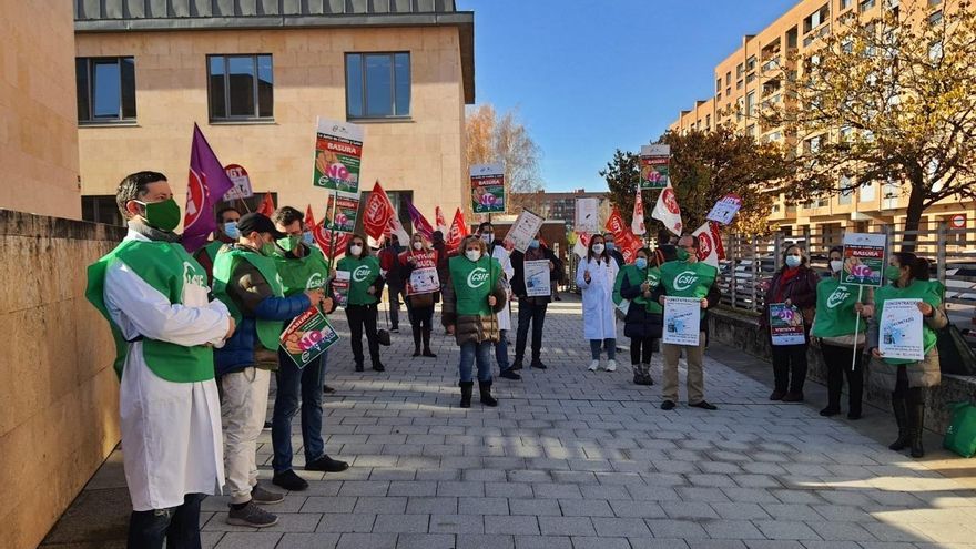 Protesta sanitaria durante la pandemia en un centro de salud de León.