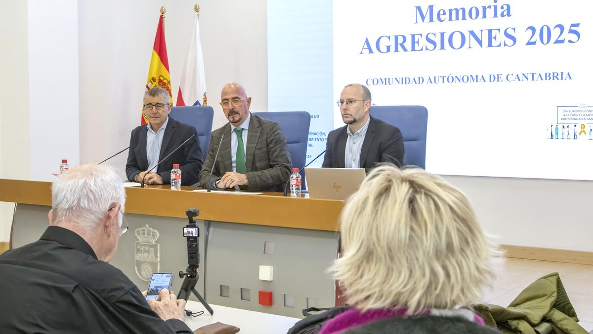 El consejero de Salud defiende que "en Cantabria no se niega la atención sanitaria a nadie"