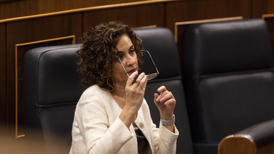 La ministra de Hacienda, Maria Jesús Montero, en el Pleno del Congreso