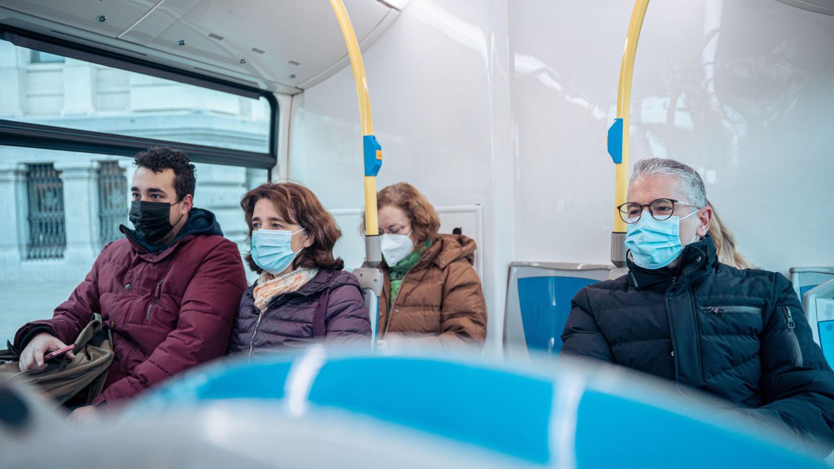 Varias personas con mascarilla en un autobús de la EMT, a 7 de febrero de 2023, en Madrid (España).