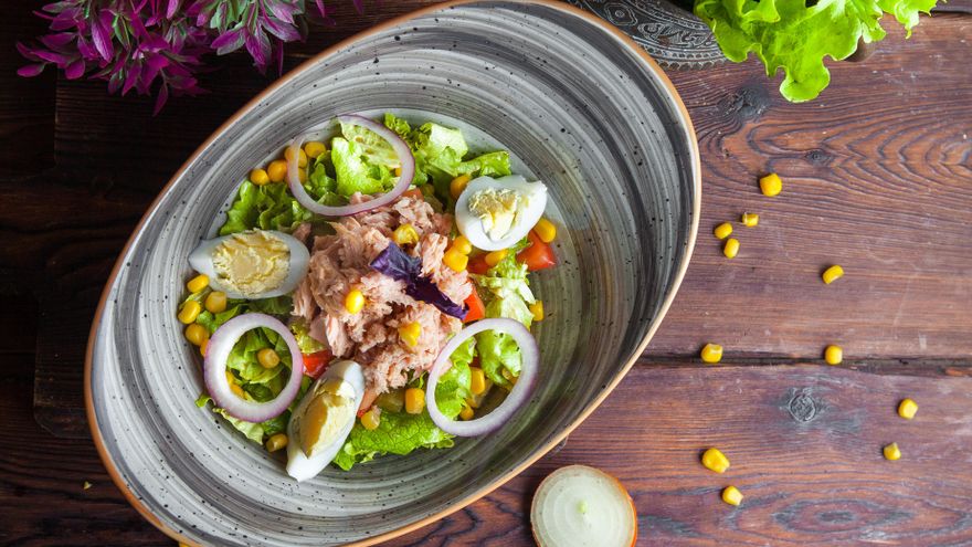 Ensalada campera con patata y atún: las claves del clásico más tradicional y fácil del verano