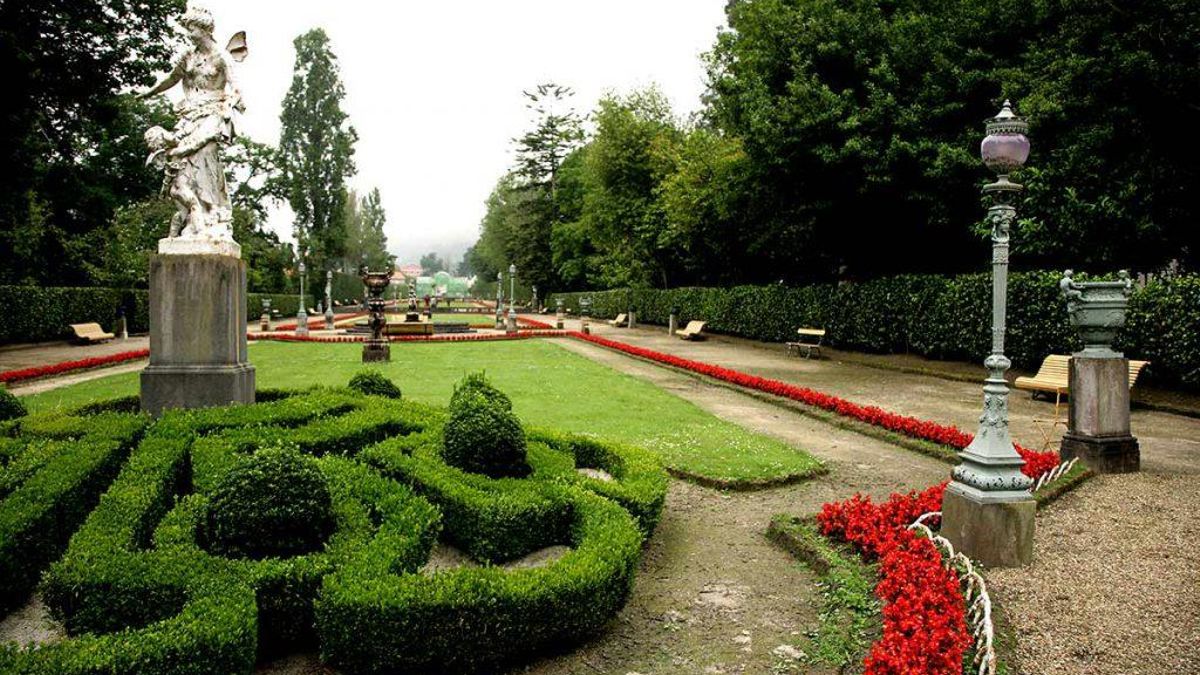 El jardín francés está situado en la zona sur y recibe su nombre por las características de su diseño, en el que destacan las esculturas y las fuentes. Es una amplia avenida marcada por los elementos geométricos.