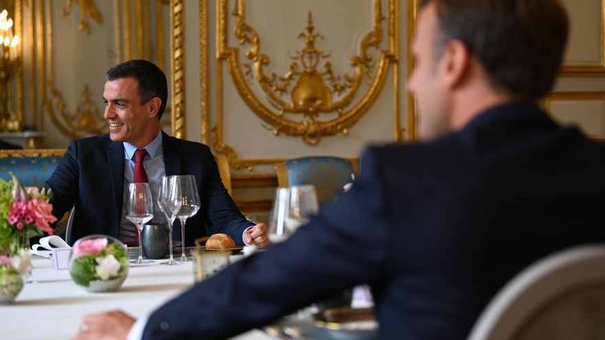 El presidente del Gobierno, Pedro Sánchez (i) y el presidente de la República Francesa, Emmanuel Macron (d), en el Palacio del Elíseo durante un almuerzo. En el Palacio del Elíseo, París (Francia), a 15 de julio de 2020.