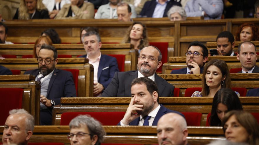 El presidente del PP de Catalunya Alejandro Fernández durante un pleno del Parlament.