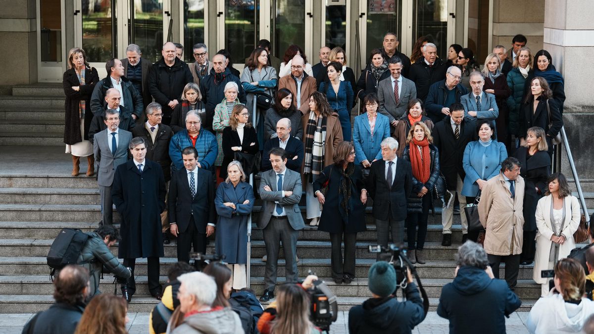 Magistrados vascos durante una concentración en la escalinata del Palacio de Justicia de la capital vizcaína, a 23 de noviembre de 2023, en Bilbao, Vizcaya, País Vasco 