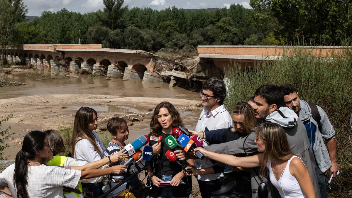 La presidenta de la Comunidad de Madrid, Isabel Díaz Ayuso, durante una visita al municipio de Aldea del Fresno, uno de los más afectados por la depresión aislada en niveles altos (DANA), a 4 de septiembre de 2023, en Aldea del Fresno