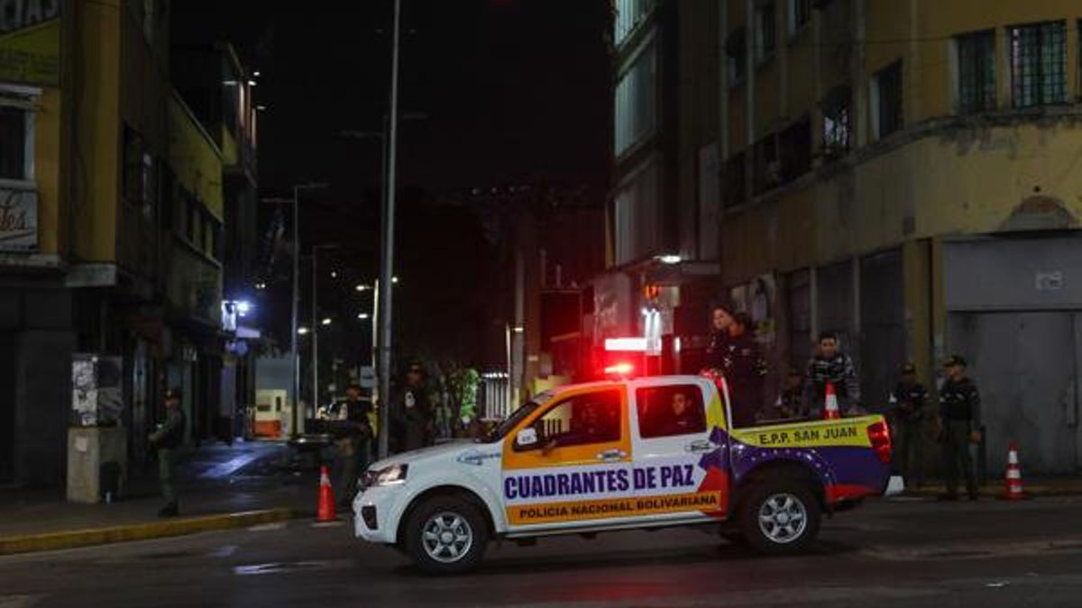 Efectivos el Cuerpo de Policía Nacional Bolivariana patrullan las calles