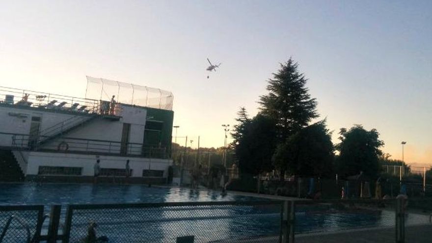 Un helicóptero anti incendios sobrevolando las instalaciones de la Casa de Asturias en un fuego en Villaquilambre. Foto: Isabel Méndez-Trelles @isabelleon