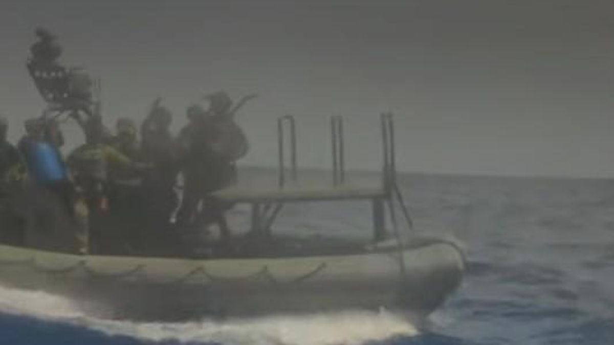 Una de las lanchas del Ejército israelí aborda uno de los barcos de la Flotilla en aguas de Chipre.