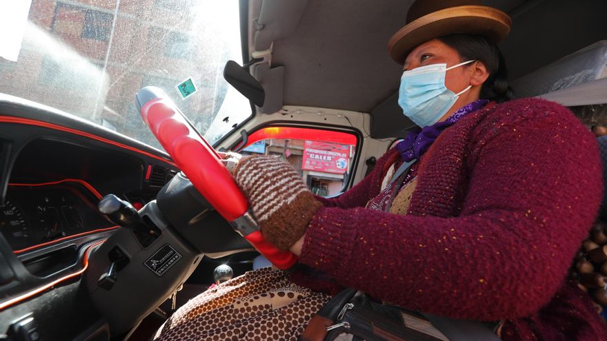 La línea Lila, el transporte de mujeres que desafía al machismo en Bolivia