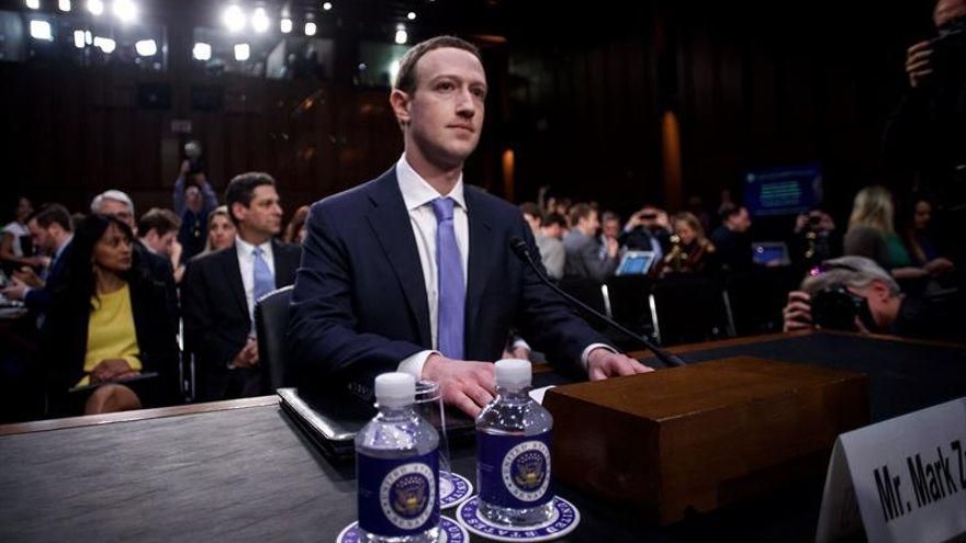 Zuckerberg ante el Senado de EE.UU. en 2018, cuando asumió la culpa del abuso de Cambridge Analytica