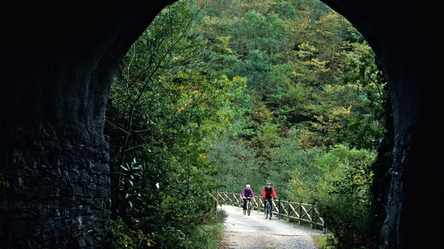 De norte a sur: cinco itinerarios ciclistas para disfrutar pedaleando lejos del tráfico