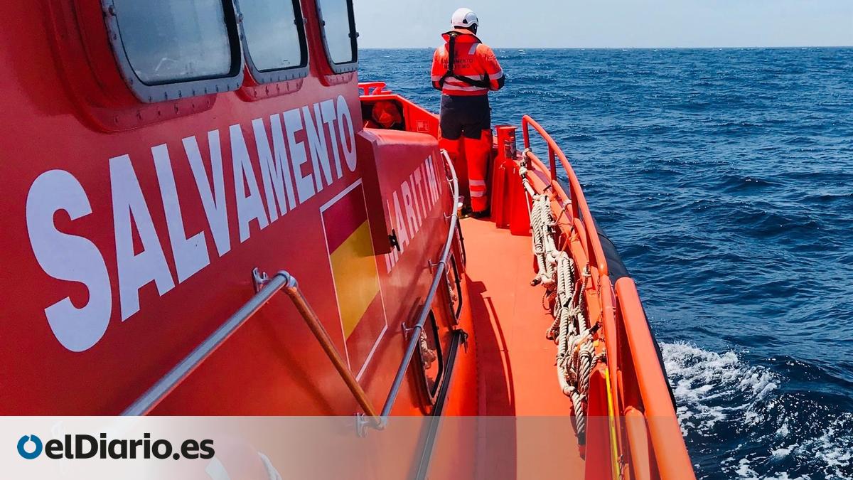 Salvamento evacúa a Tenerife a 16 polizones de una gabarra con bandera china que se dirigía a Países Bajos