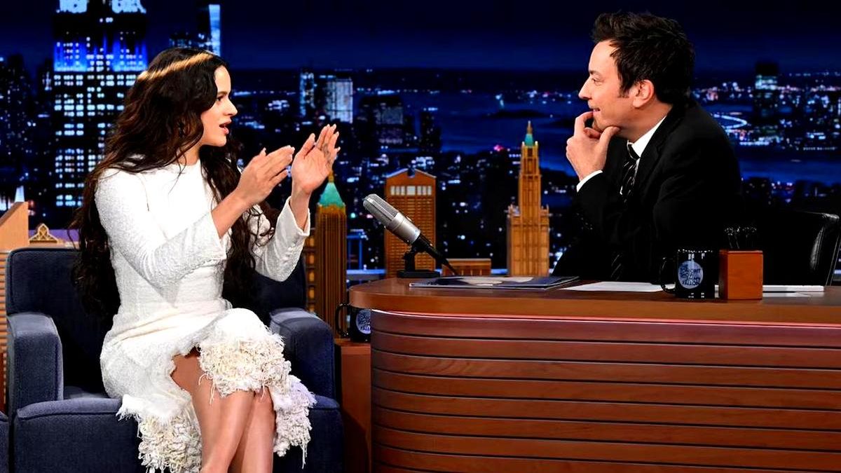 Rosalía junto a Jimmy Fallon en 'The Tonight Show'
