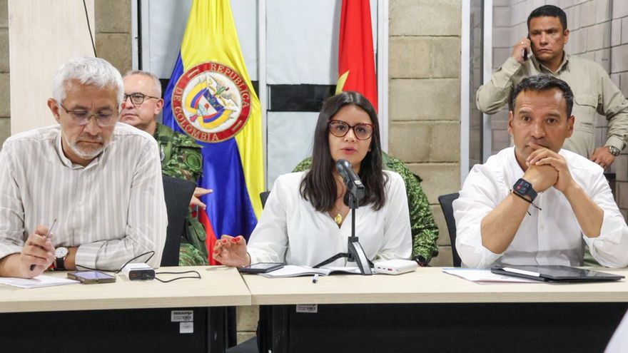 AME2063. CÚCUTA (COLOMBIA), 03/01/2026.- Fotografía cedida por la Presidencia de Colombia que muestra a la directora del Departamento Administrativo de la Presidencia de la República (Dapre), Angie Rodríguez (c), hablando junto al ministro de Defensa, Pedro Sánchez Suárez, en una rueda de prensa este sábado, en Cúcuta (Colombia). El Gobierno de Colombia desplegará 30.000 soldados a lo largo de los 2.219 kilómetros de frontera con Venezuela para garantizar la seguridad luego de la operación militar de Estados Unidos en ese país que acabó con la detención de Nicolás Maduro y de su esposa, Cilia Flores, quienes fueron trasladados a Nueva York. EFE/ Presidencia de Colombia /SOLO USO EDITORIAL/ NO VENTAS/ SOLO DISPONIBLE PARA ILUSTRAR LA NOTICIA QUE ACOMPAÑA (CRÉDITO OBLIGATORIO)