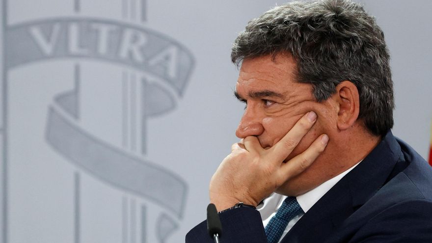 El ministro de Inclusión, Seguridad Social y Migraciones, José Luis Escrivà, participa en la rueda de prensa convocada tras la reunión del Consejo de Ministros, este martes, en el complejo del Palacio de la Moncloa. EFE/J.J. Guillén