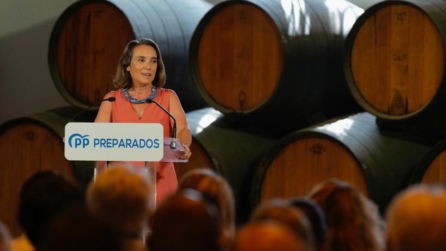 La secretaria general del PP, Cuca Gamarra, participa en un acto del partido celebrado en unas bodegas en Jerez de la Frontera (Cádiz).