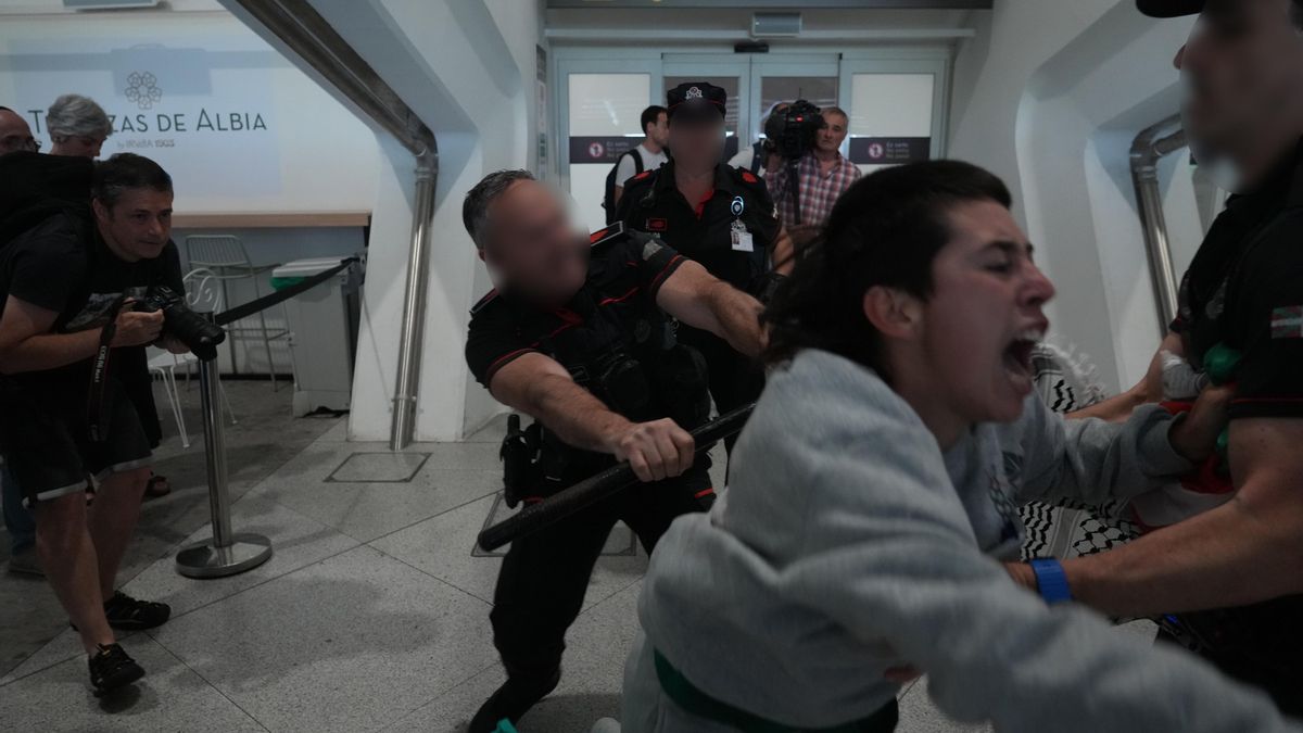 Las cargas de la Ertzaintza contra activistas de la Flotilla dan la vuelta al mundo y reabren el debate sobre el "modelo policial" vasco