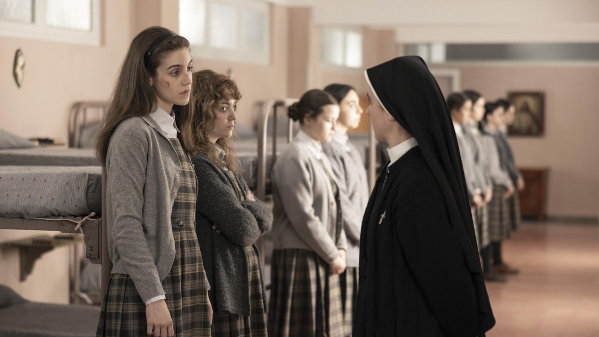 Una de las monjas revisa la habitación de las jóvenes 'reclusas'