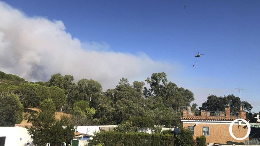 El Infoca trata de controlar el incendio forestal en el campo de tiro de Cerro Muriano