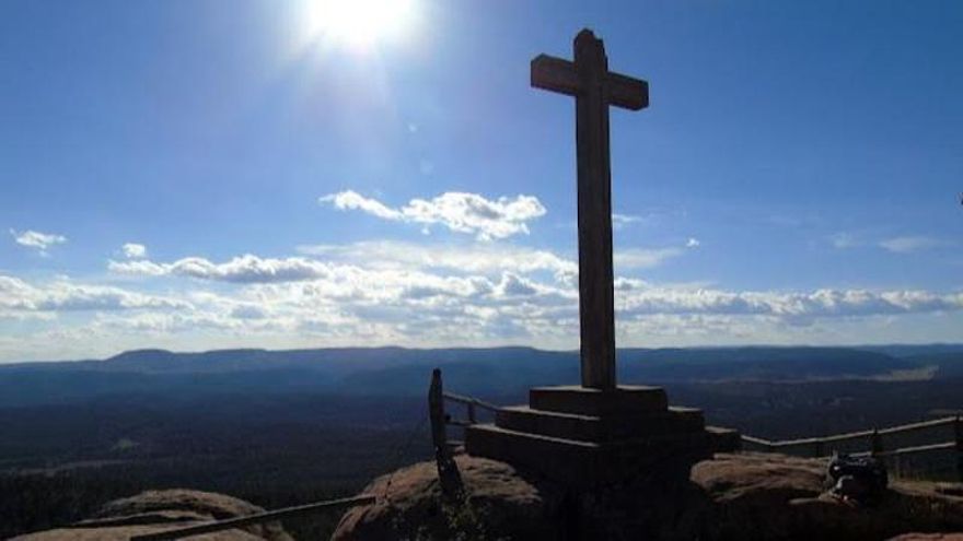 La Justicia paraliza el derribo de la cruz de de Bezas en la Sierra de Albarracín tras el recurso de Abogados Cristianos