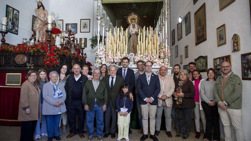 Foto de familia junto al palio de Nuestra Señora de la Esperanza de Villanueva de Córdoba ya restaurado