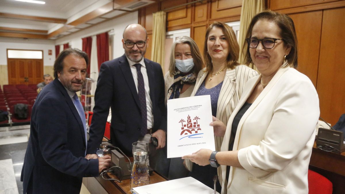El Pleno aprueba las ordenanzas fiscales para 2026 que rebajan un 2% el IBI y un 25% la tasa de veladores