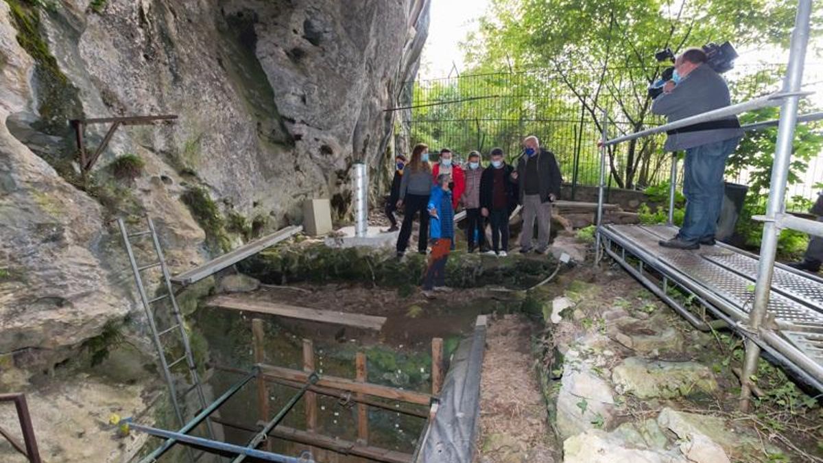 El vicepresidente y consejero de Cultura, Pablo Zuloaga, visita la cueva de El Mirón