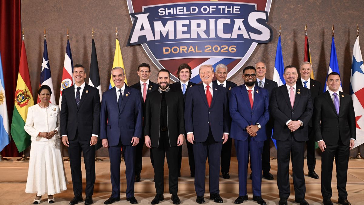 De izquierda a derecha, los presidentes de Trinidad y Tobago, Paraguay, República Dominicana, Bolivia, El Salvador, Argentina, EEUU, Panamá, Guyana, Honduras, Costa Rica, Chile y Ecuador en marzo en la cumbre del 'Escudo de las Américas'.