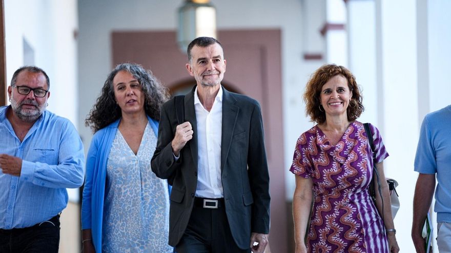 El portavoz de Por Andalucía, Antonio Maíllo, en su llegada al Parlamento de Andalucía para el debate de investidura de Juanma Moreno como presidente de la Junta.
