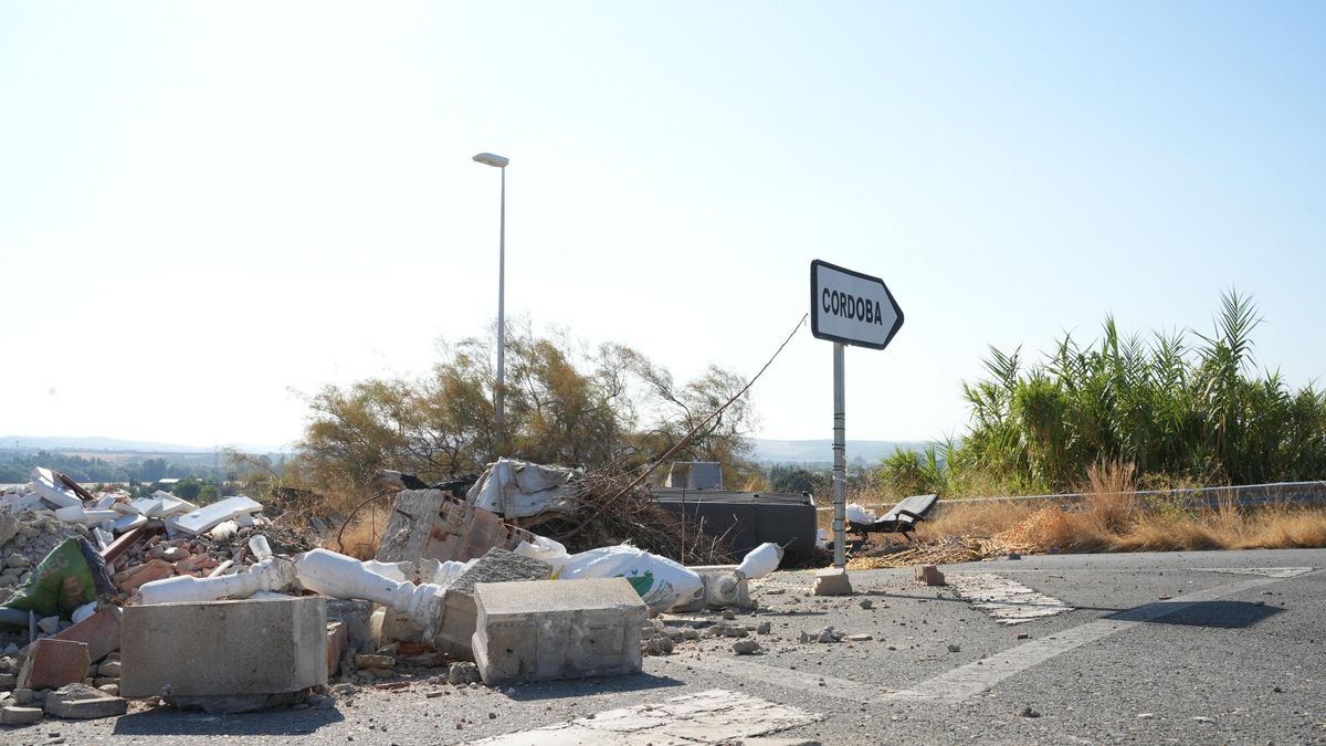 Denuncian el vertido de escombros y basura en la carretera del cementerio de la Fuensanta cortada hace más de tres años