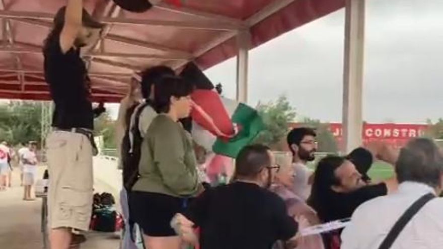 Un jugador de rugby israelí golpea a un activista y trata de arrebatarle una bandera palestina en Sevilla