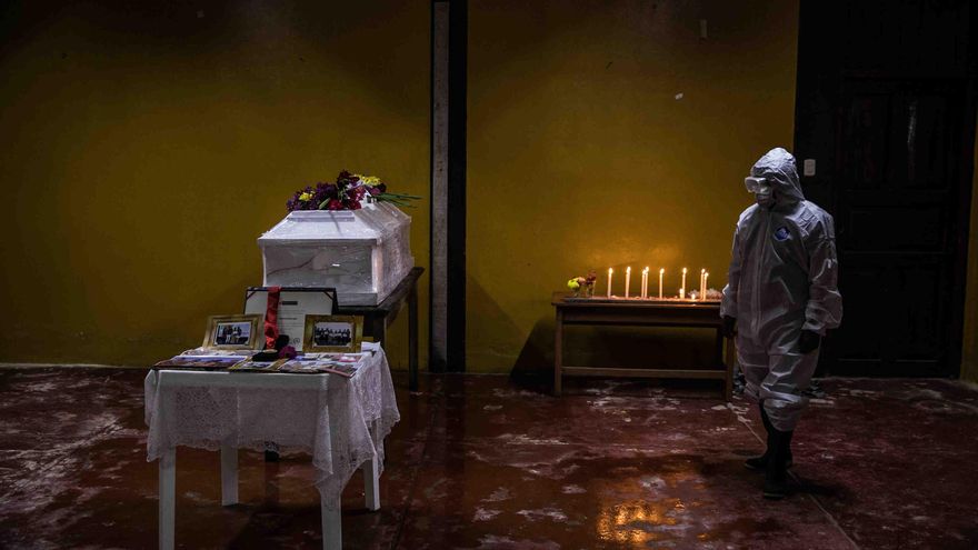 Entierro de un líder indígena, víctima de Covid-19.