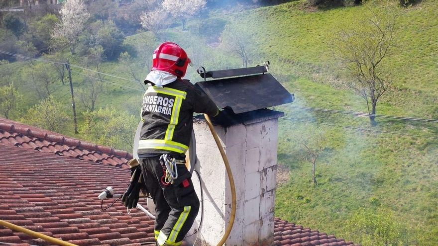 Los bomberos extinguen un incendio en la chimenea de una vivienda en Cayón