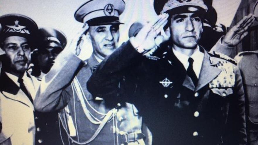 El sha asume el poder absoluto.