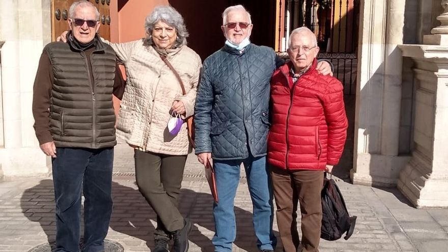 Representantes de los colectivos que este jueves entregaron el escrito, en las puertas del Arzobispado de Sevilla.