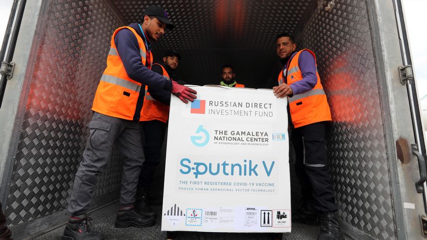 La incertidumbre y los retrasos con las vacunas agrietan la unidad europea y allanan el aterrizaje de la Sputnik V