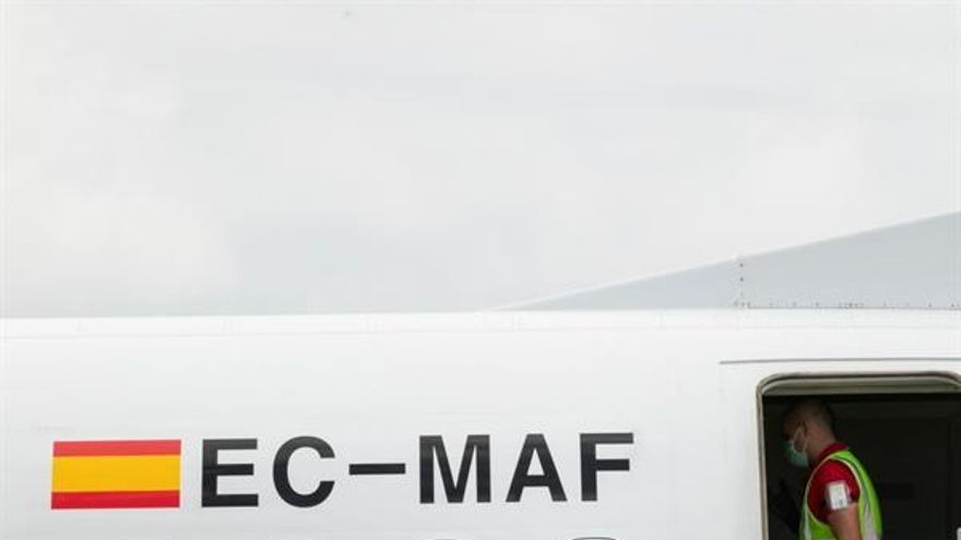 Operarios del aeropuerto de Gran Canaria descargan las cajas con los materiales sanitarios transportados por un avión procedente de China