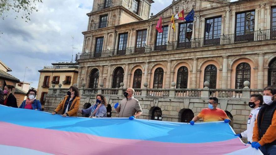 bandera trans en Toledo
