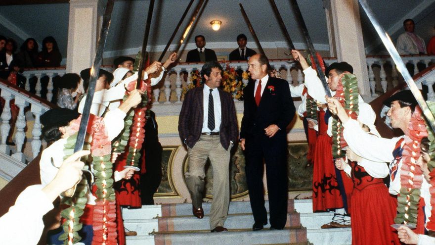 Los actores Sancho Gracia (izq.) y Robert Duvall en el Teatro Victoria Eugenia de San Sebastián en 1988