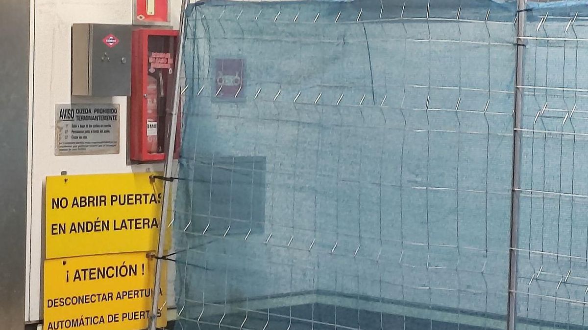Indicación a los maquinistas para no abrir las puertas que dan al andén en obras de la estación de Metro de Madrid en Laguna.
