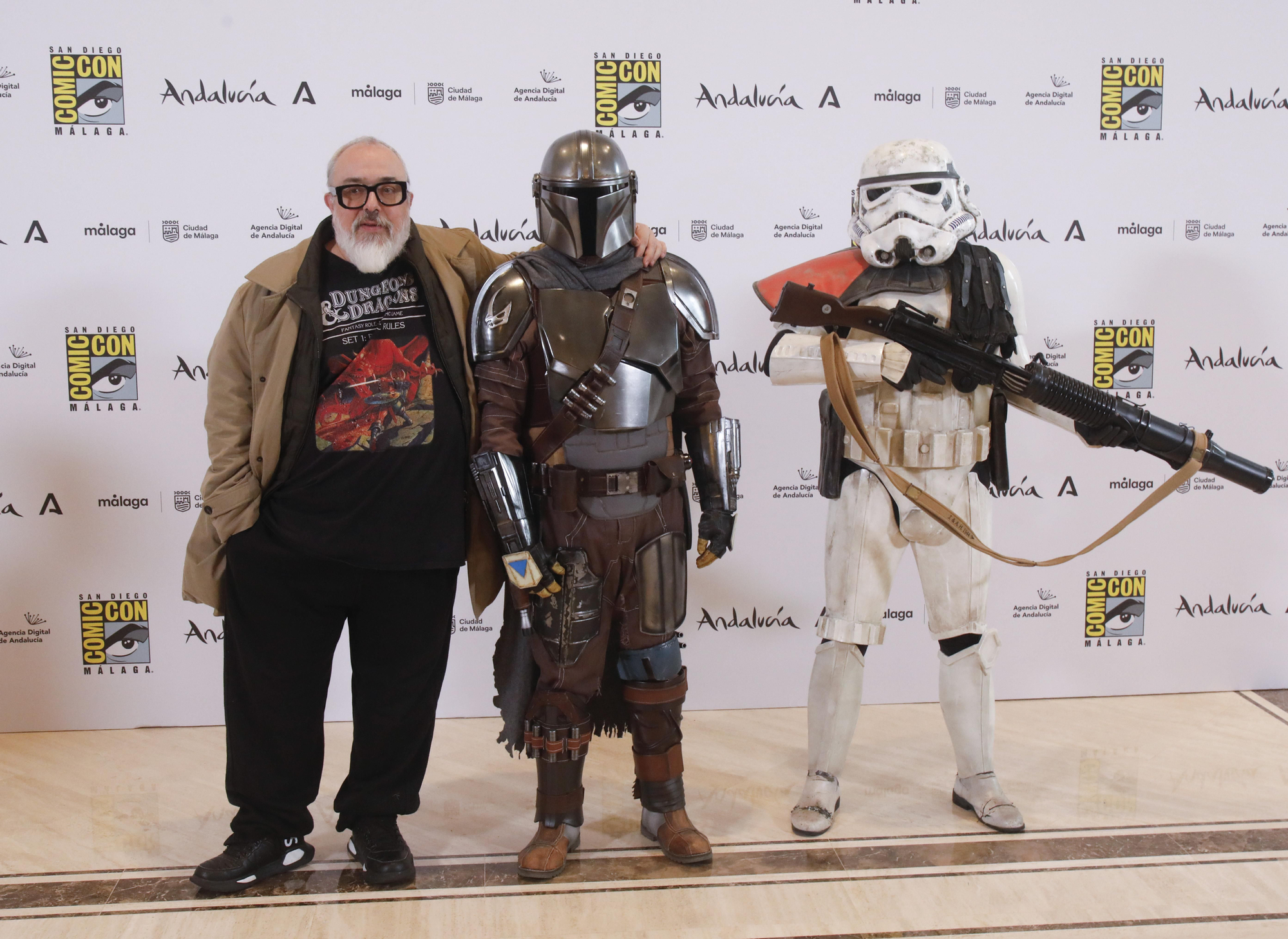 Alex de la Iglesia no ha querido faltar a la presentación de la Comic-Con acompañado de un cazarecompensas y un guardia imperial