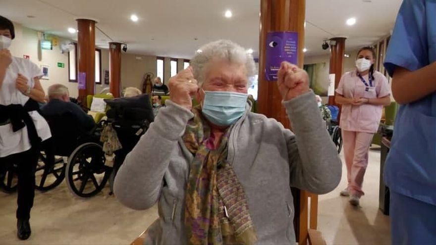 Begoña del Olmo, de 80 años y primera vizcaína inmunizada, tras recibir la vacuna en la residencia de Elorrio