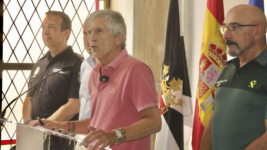 El ministro del Interior, Fernando Grande-Marlaska, comparece en la Delegación del Gobierno de Ceuta. EFE/Reduan